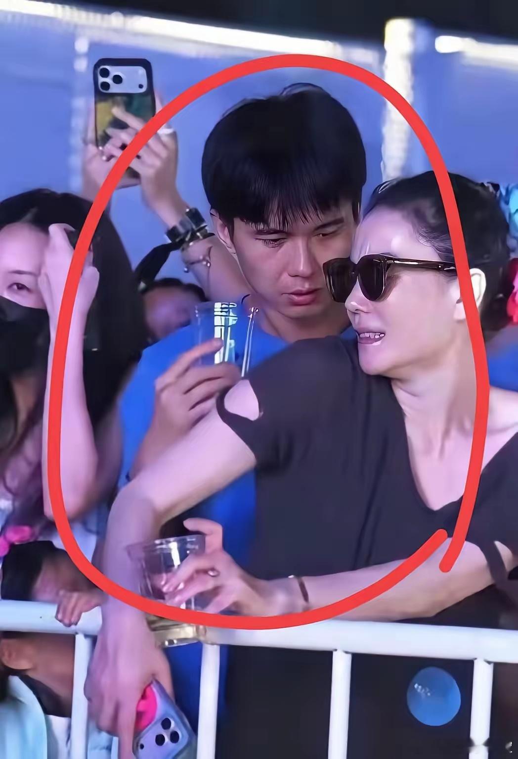 真的感觉王菲的审美在下滑，跟她正热乎的助理，看样子这个助理就是其貌不扬，跟当年的