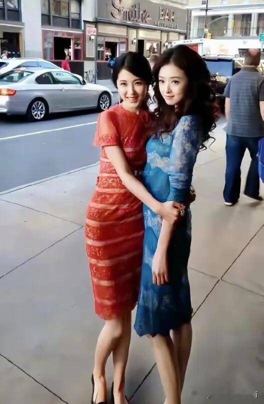 这样看起来还是中戏的校花曾黎漂亮一些，她长相漂亮，优雅高贵，笑容十分的亲切，身材