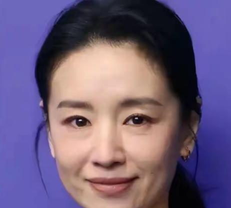 他摔门而去那晚，我对着镜子练了整夜骂他的话。十年后同学会重逢，他举杯的手在抖，