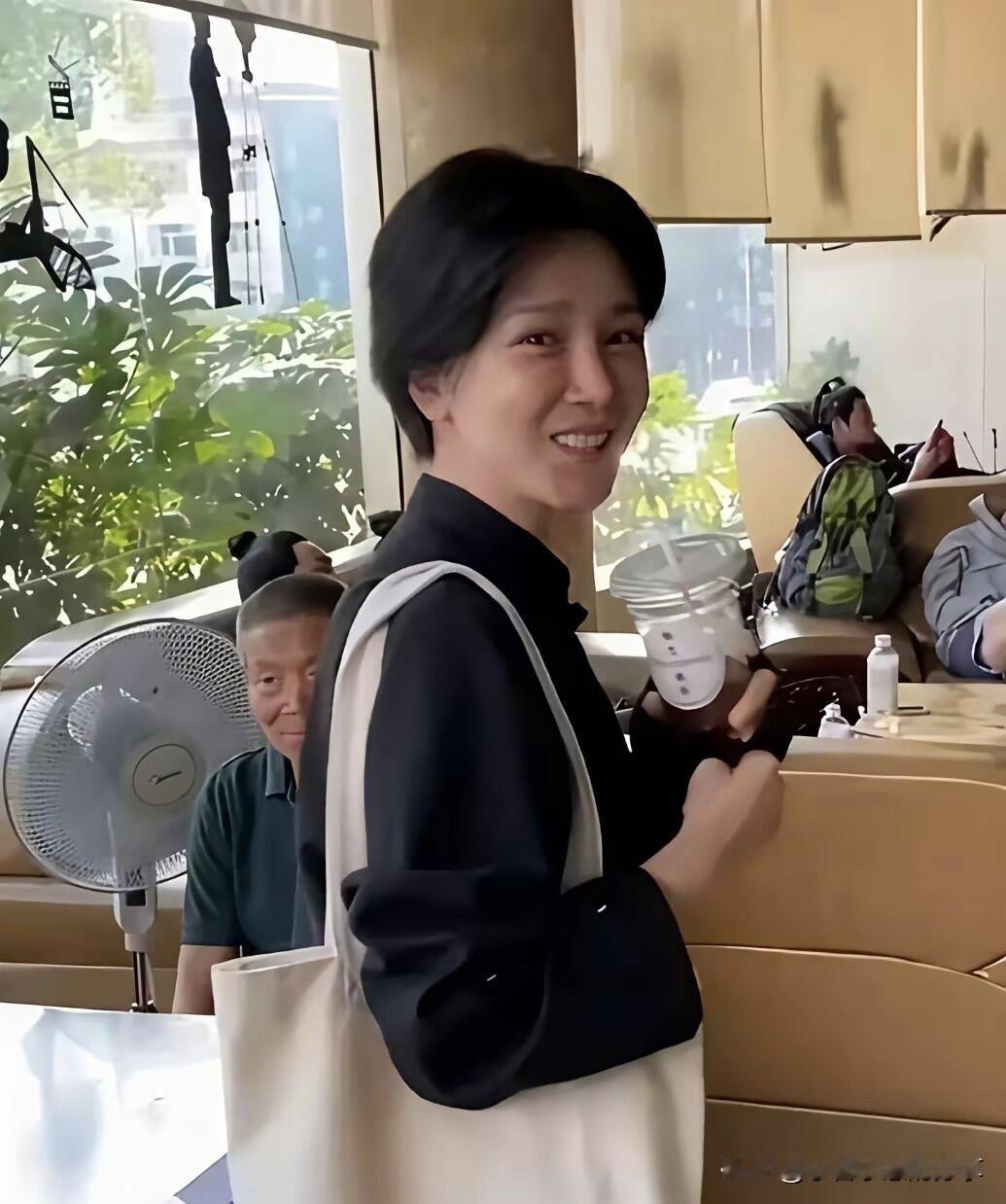 这是哪一个女明星，不化妆，不开美颜，长得也太一般了，差点就没有认出来。她穿搭的普
