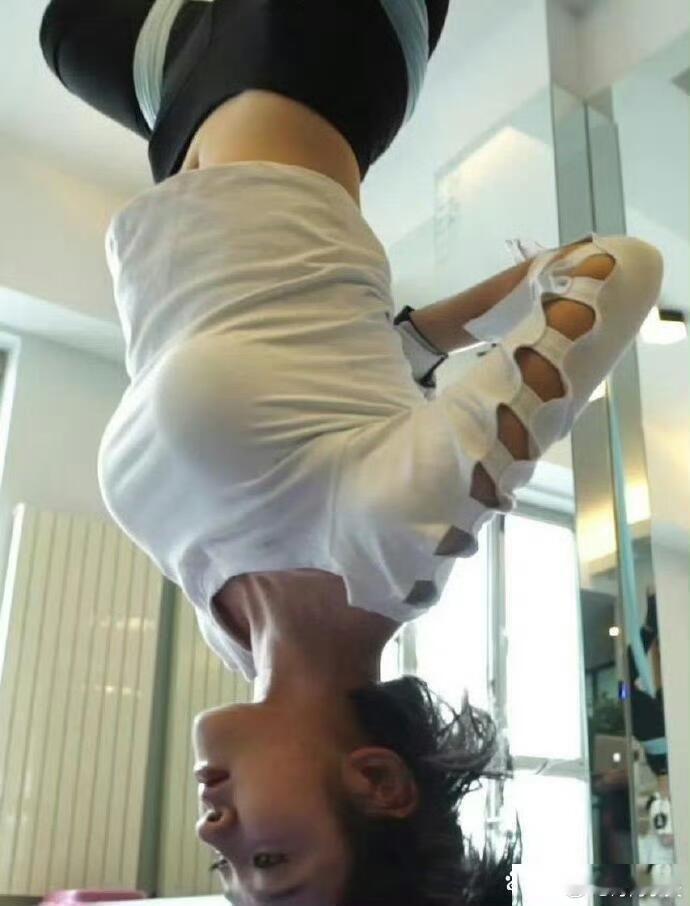 唐艺昕为了身材曲线非常努力了，其实偶尔垫诈也没啥。