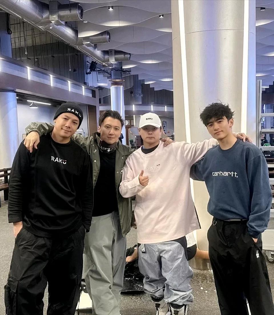 这才是谢霆锋最大的成功！一张谢霆锋与大儿子Lucas同框合影公开，一字排开，父
