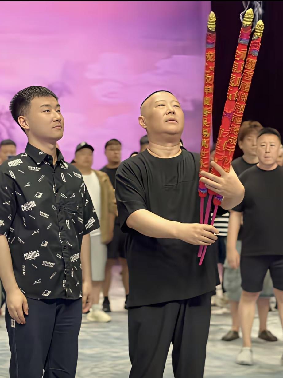 德云社又摊上事儿了。侯耀华的干儿女侯学好发视频表示：我要举报老郭烧香拜佛宣传封建