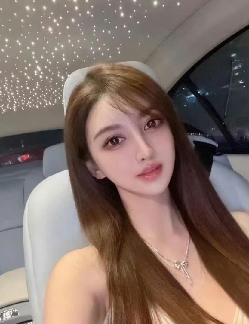 在叶柯的直播间看了3秒实在是受不了退出了，那油腻的气泡音听得直打哆嗦她的声
