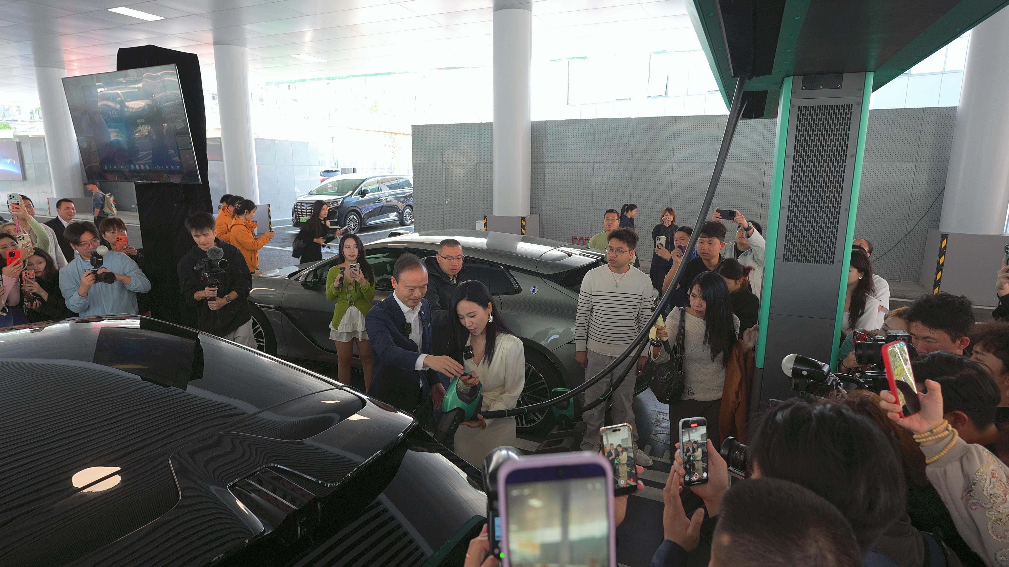 新款带闪充的腾势Z9GT上市一周就可以直接交付产能杠杠的！慧总亲临现场为车主展示