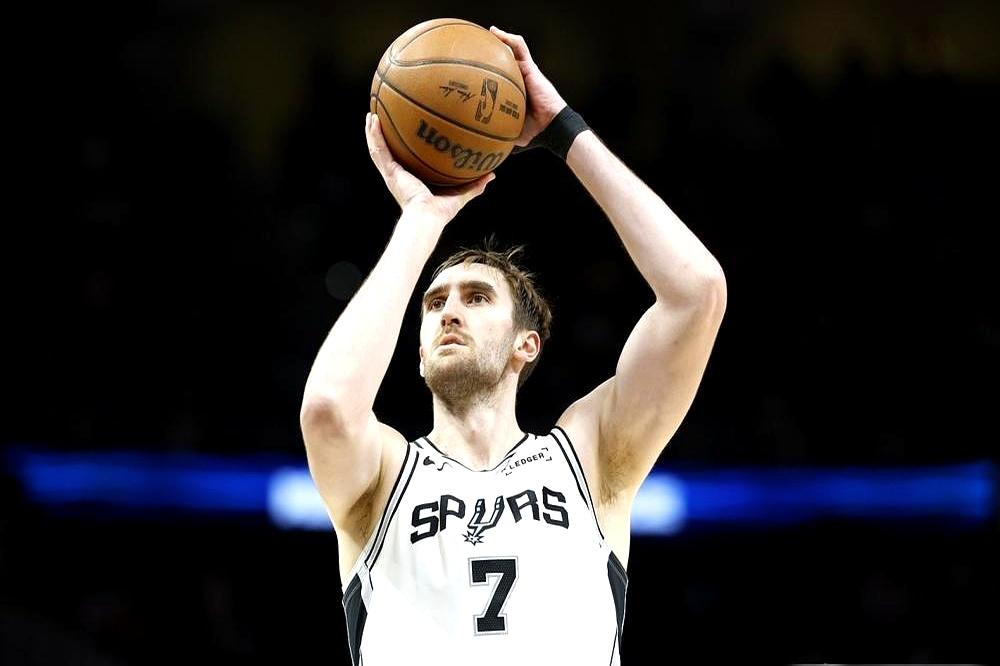 全联盟都在看状元弗拉格，马刺却悄悄用榜眼签捡了个宝。他们选的迪伦·哈珀，