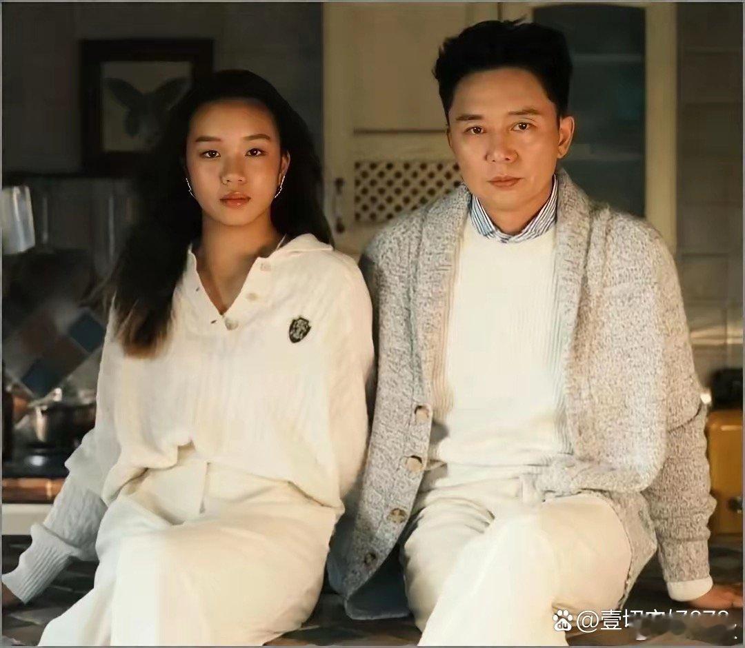刘奕君带着女儿拍摄杂志大片，气质太出众了
