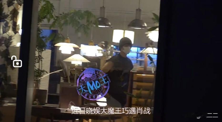 哈哈哈哈，狗仔拍肖战的日常都是干饭、逛街、工作…[笑着哭][笑着哭][笑着哭]近日有