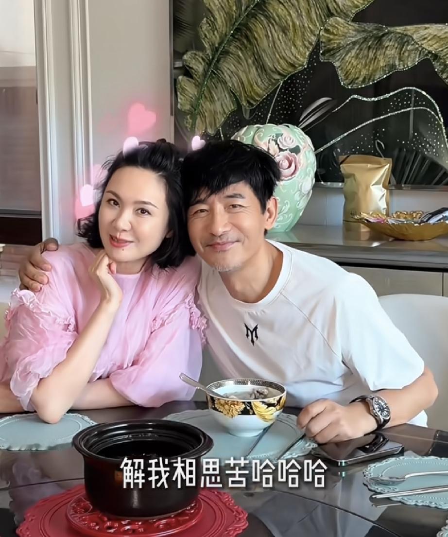 郭晓冬的老婆是男人们的梦中情妻吧！在一起几十年了还是满眼崇拜的撒娇，同时又在