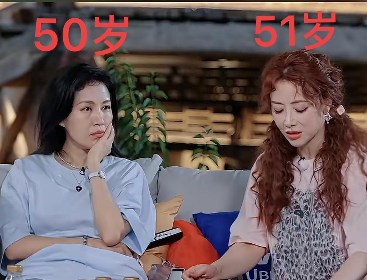 发现了没有生了孩子跟没生孩子的没法比不信你看，51岁的陈紫函和50岁的鲍蕾。