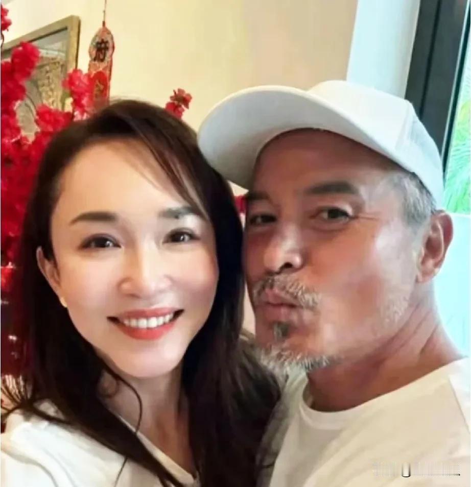 当年在新加坡，这对夫妻极为养眼，也相当出名。如今，妻子依旧貌美如花，十分年轻，五