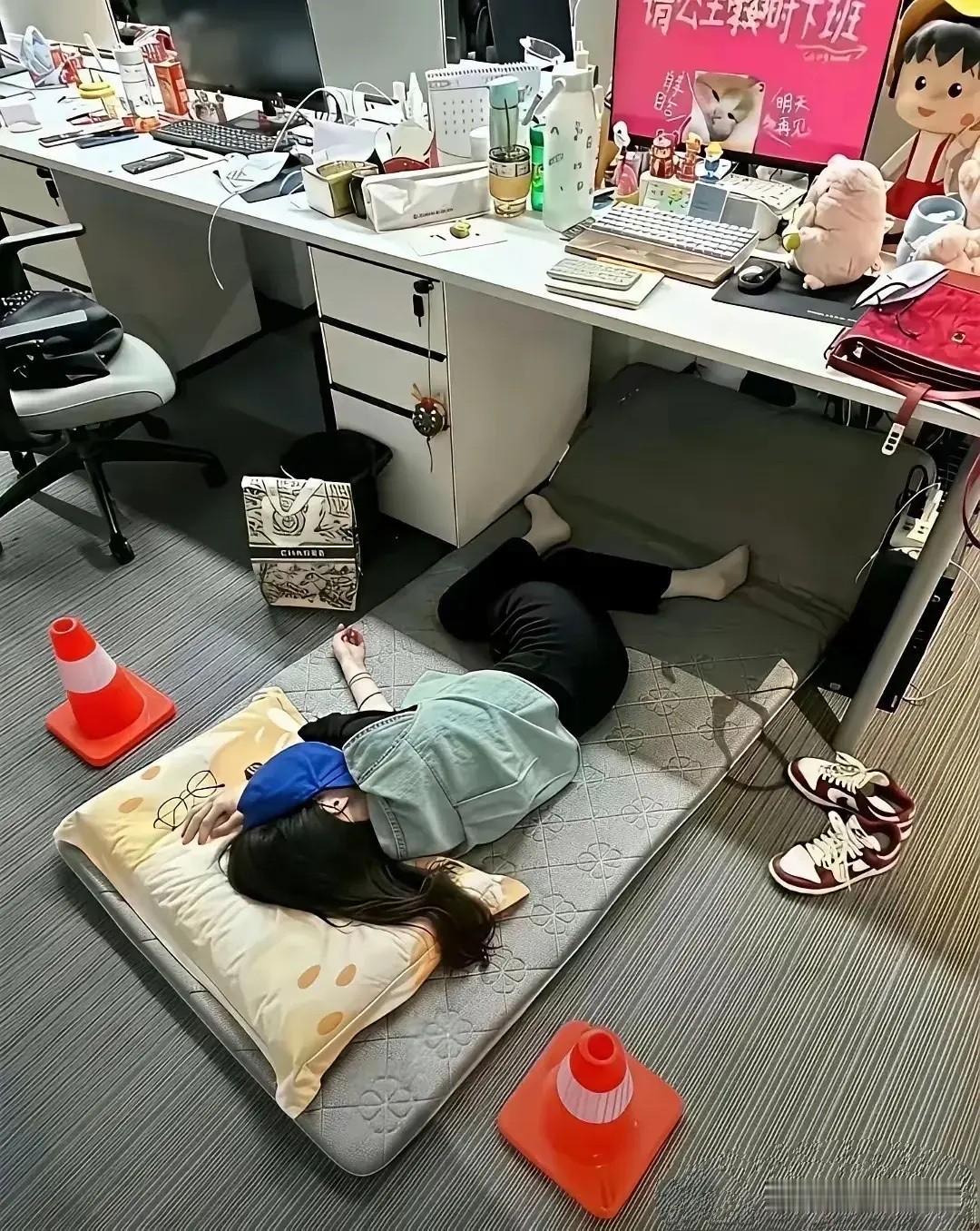 大部分私企人性化的老板会对自己的员工说，中午可以休息一下。这位女职员就是躺在折