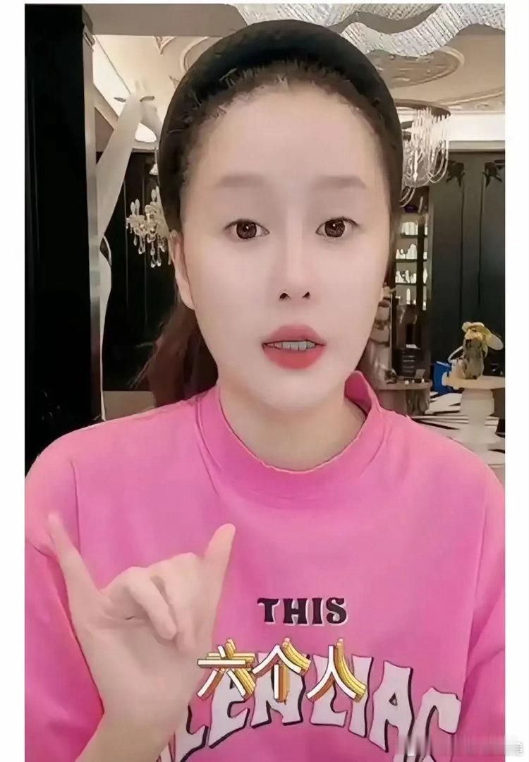 赵本山的女儿球球在直播间回应了家里有六个保姆的传闻。她说这是真的，自己、老公和孩