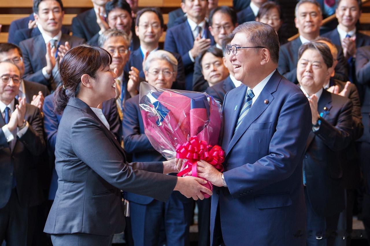 知足常乐，石破茂开心地卸任日本首相一职，石破茂笑得像个孩子，他担任了386天的日