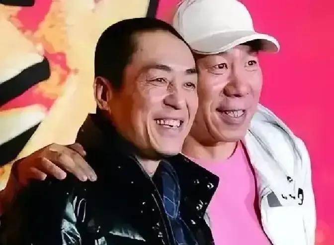 1997年，张艺谋父亲临终前，躺在在病床上告诫儿子：“你一定要小心一个人，你根本不是他的对手，对付不