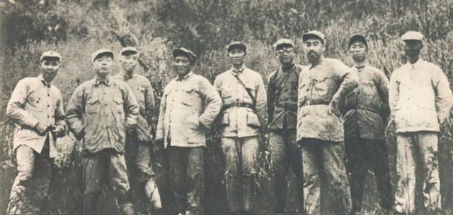 1933年，周总理和彭德怀等人的罕见照，周总理的胡子很长，彭总特别瘦。这张老