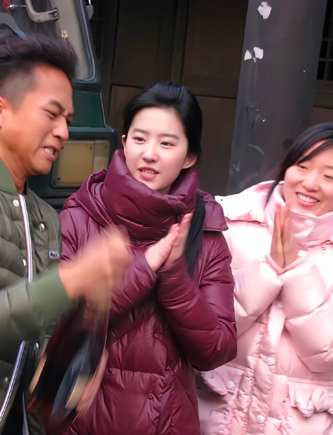 感觉邓超是唯一一个不管什么场合，他一出场，注意力很容易就被他吸引，搞笑感拉满。​