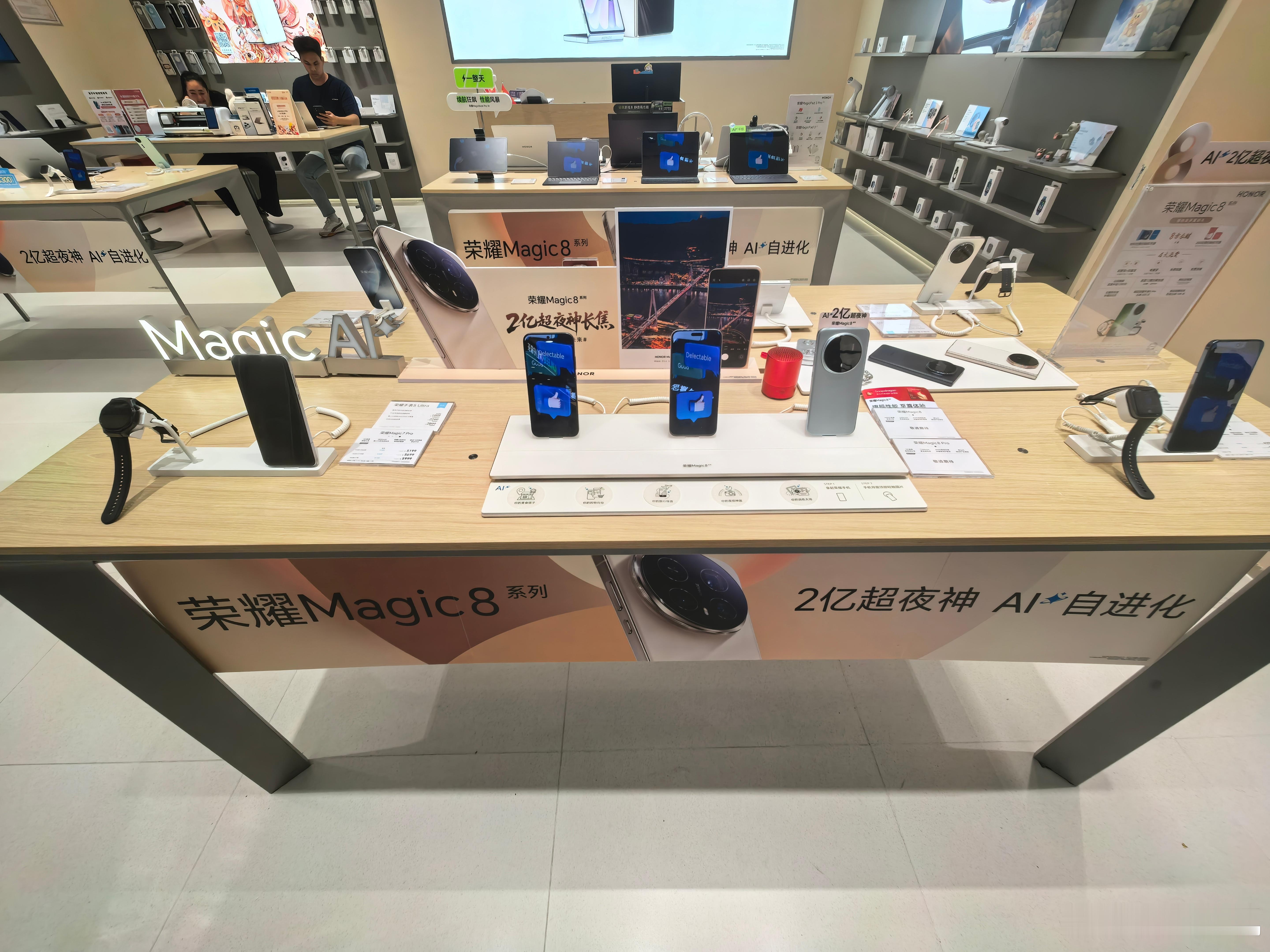 万万没想到，荣耀Magic8Pro好像是今年旗舰机里面唯一一个曲屏手机了，前两