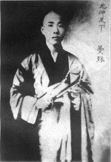 1918年，苏曼殊因暴饮暴食而死，年仅35岁。死后在他的枕头和床铺下搜出很多糖纸