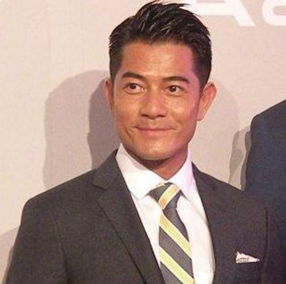 2017年，郭富城眼看就要结婚了。就在婚礼前夕的大半夜，他一个电话打给袁咏仪，着