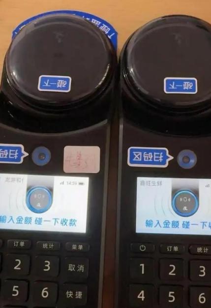 一位美国华人表示，中国的手机支付是最傻的事情，每次都需要掏出手机扫码，输入密码才