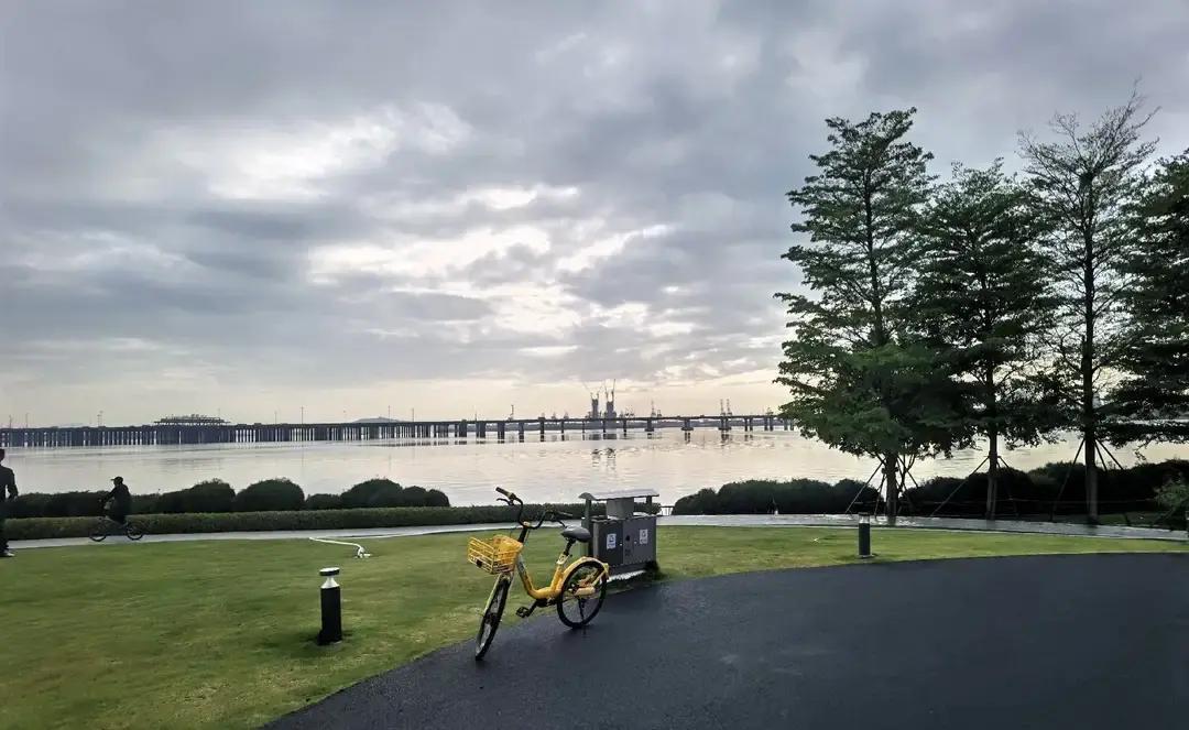 48岁，原以为更年期离我很远，甚至觉得自己这体质能“免疫”那些麻烦事。每天爬山