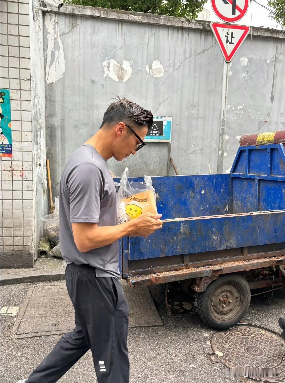 谢霆锋长沙街头买葱油粑粑，46岁冻龄颜值，被摊主误认二十岁小伙！5月17日，