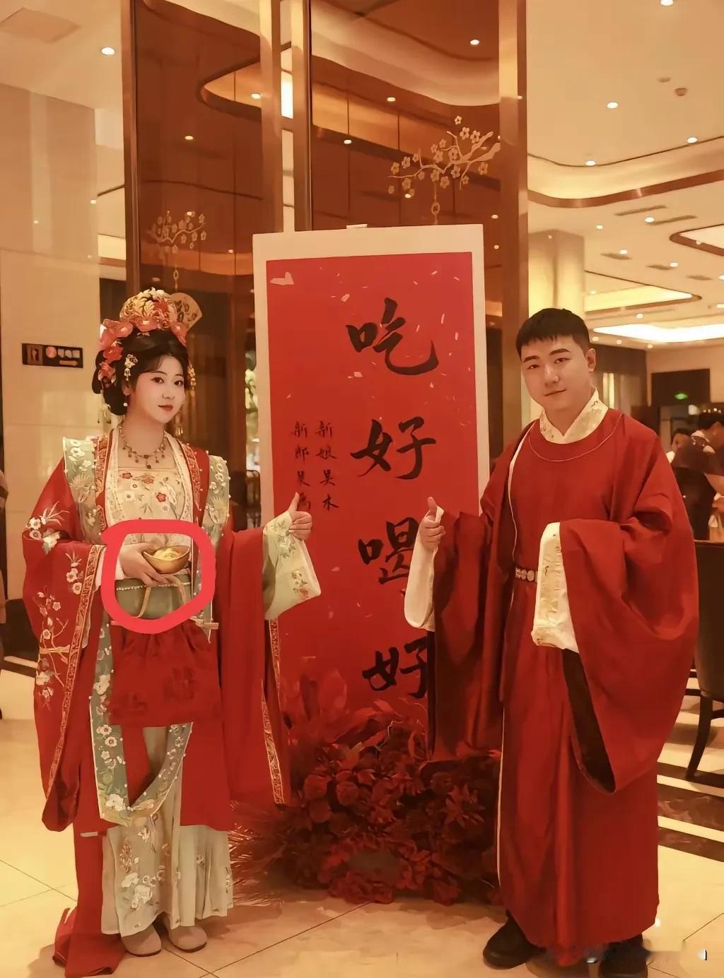 十一期间，我吃了两场婚宴，我算是看明白了，没有人是真心来参加婚礼的，绝大多数人根