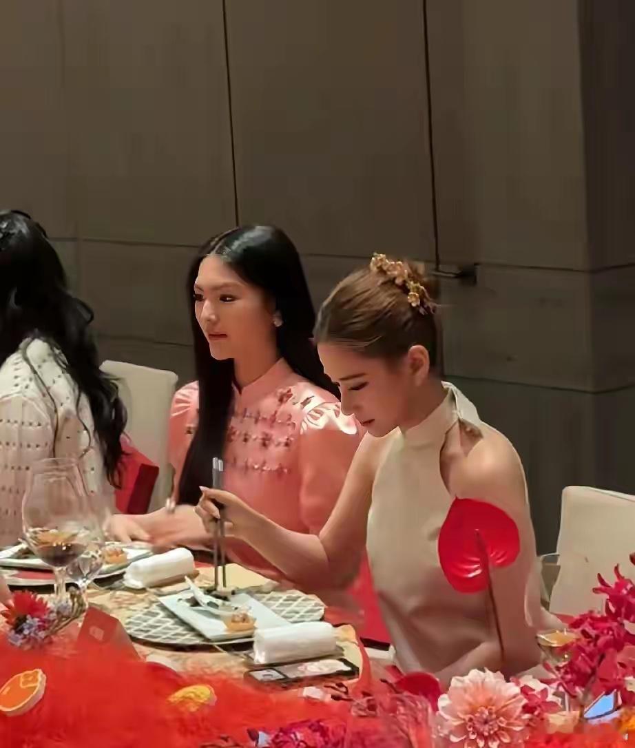 有钱人，真的太矜持了！王诗龄回国这几天，李湘又又带着女儿来参加深圳糖心旦活动晚宴