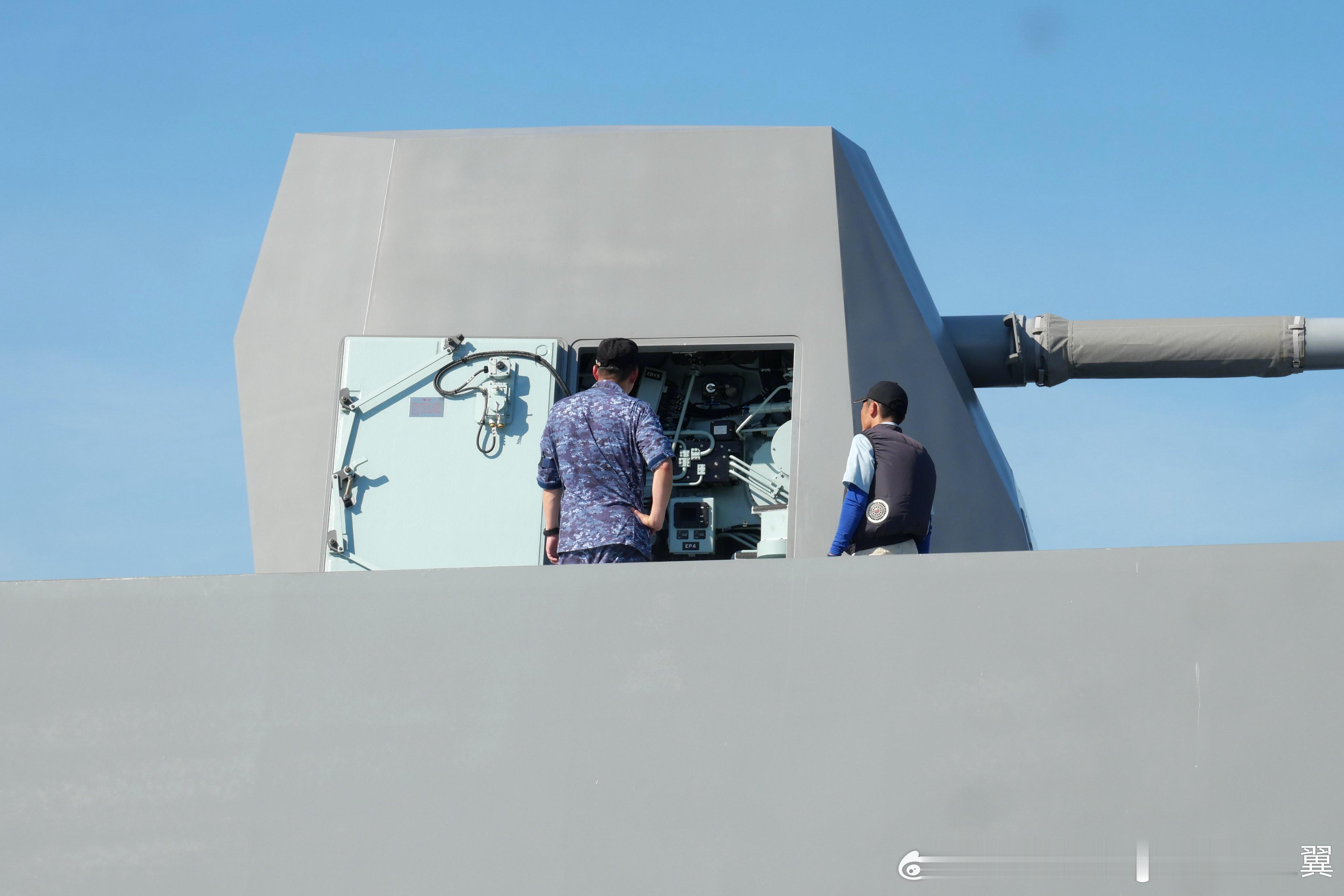 日本最上级护卫舰仁淀号的Mk-45127mm舰炮​​​