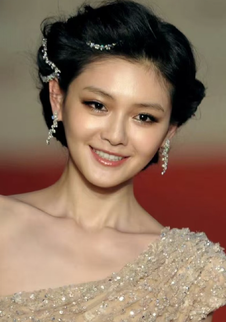 当年品牌方需要露出珠宝，大S觉得这条高定礼服如果还搭配项链很多余，就把项链编进头