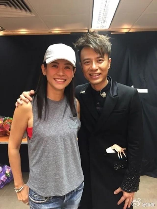「香港知名女藝人宣萱（）現身古天乐（）演唱會擔任嘉賓！55歲宣萱4大凍齡穿搭