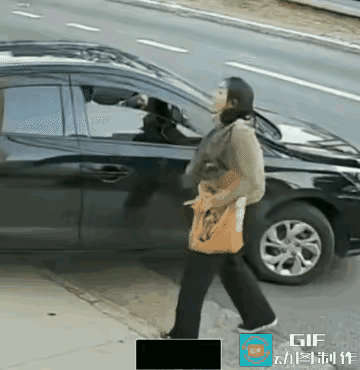 真有人嫌命长？马路上这出闹剧看得人直摇头！女子仗着"行人优先"硬闯车头，女司机偏