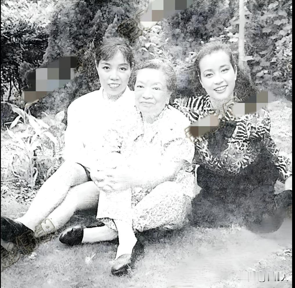 刘晓庆早年与母亲刘慧华、妹妹刘晓红一起的合影，那时候刚刚出名，看起来非常有气质。