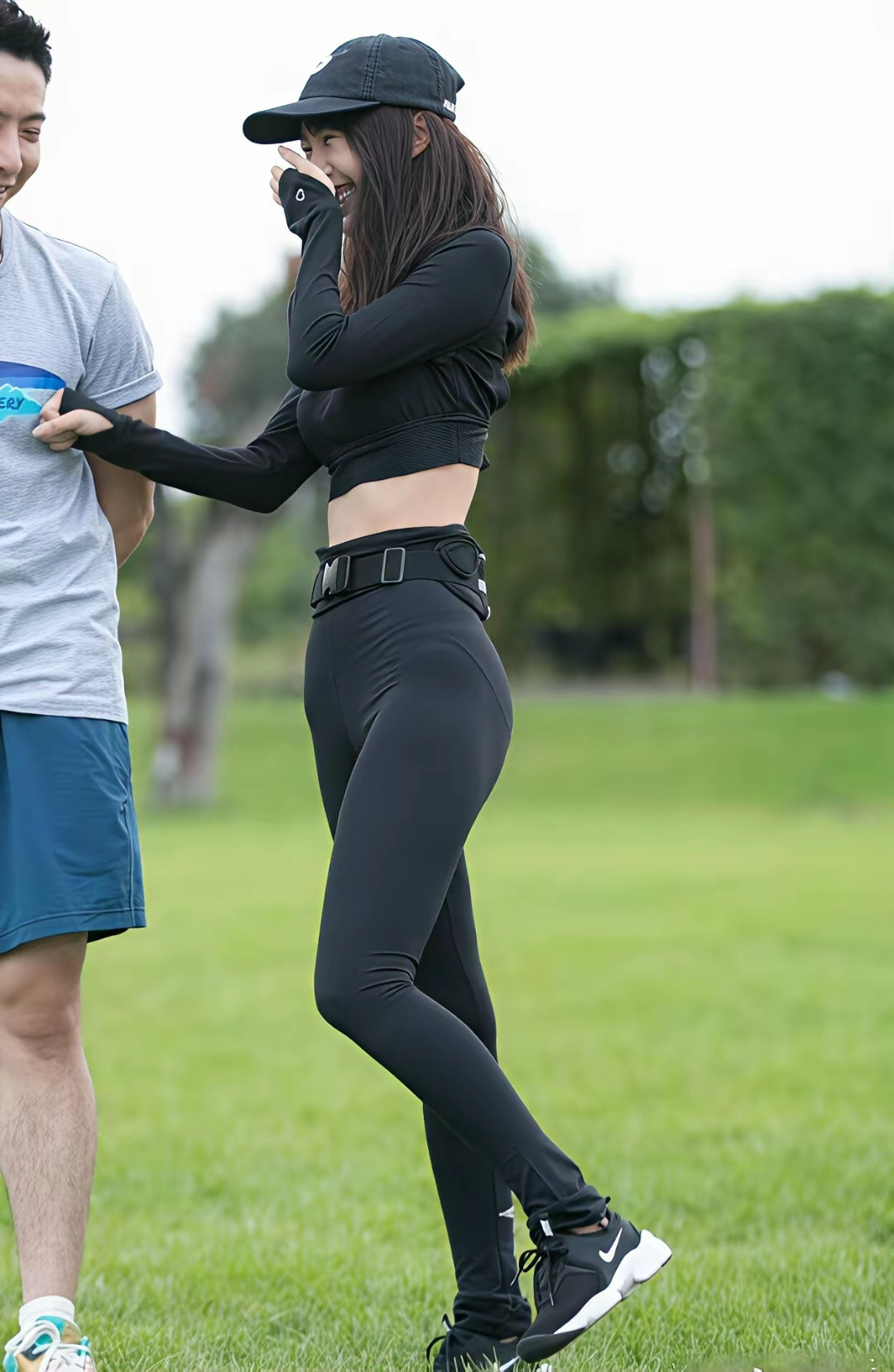 李菲儿这腰线也太绝了，又长又紧致一看就是常年自律的成果。