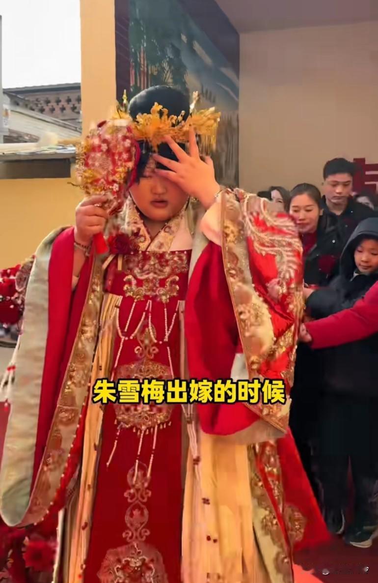 盘头发的化妆师，连头发都盘不好，朱雪梅只能用一只手扶着发冠，否则它就会掉下来化