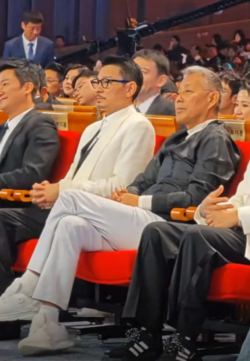 想不到，陈道明和刘德华坐在一起。谁怎么样竟然一目了然。陈老师好清高啊，现在年纪