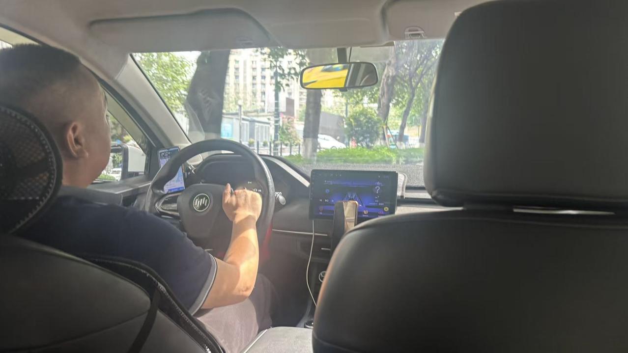打了辆威马三厢版轿车，头一回啊。司机说这车2021年8月买的，当时裸车价格13万