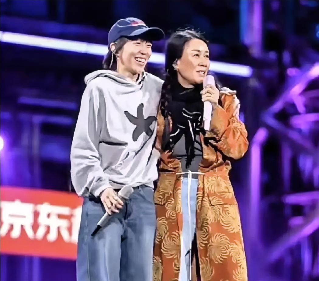 那英对窦靖童说：“别叫老师，叫阿姨。”记者问童童“最喜欢哪个爸爸”时，那英一