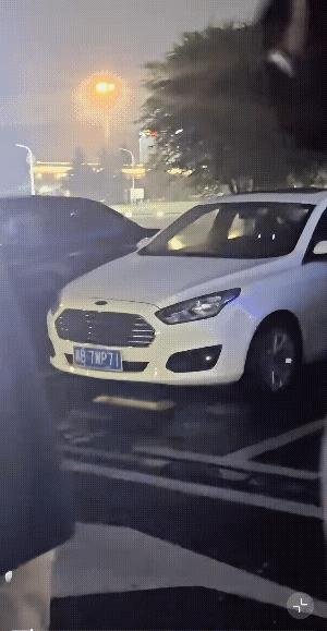 这应该是许凯前几天在长沙录制一见你就笑综艺，录完之后收粉丝信呢，那天长沙一直下雨