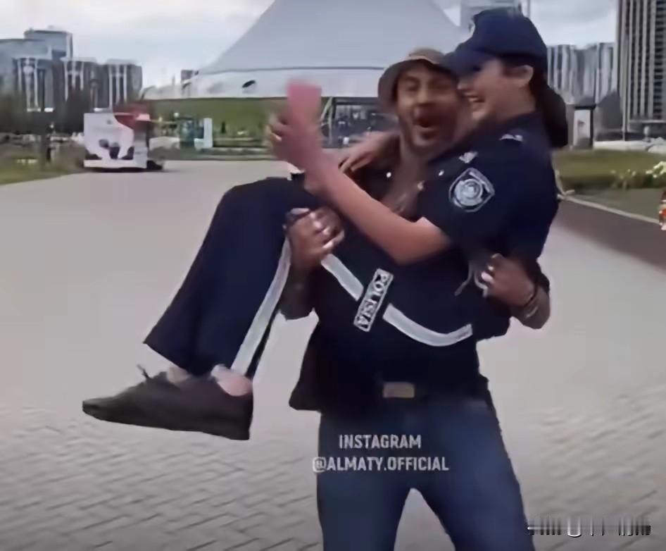 执勤女警配合网红公主抱跳舞，事后被开除，这个处罚真的重吗？据红星新闻9月1