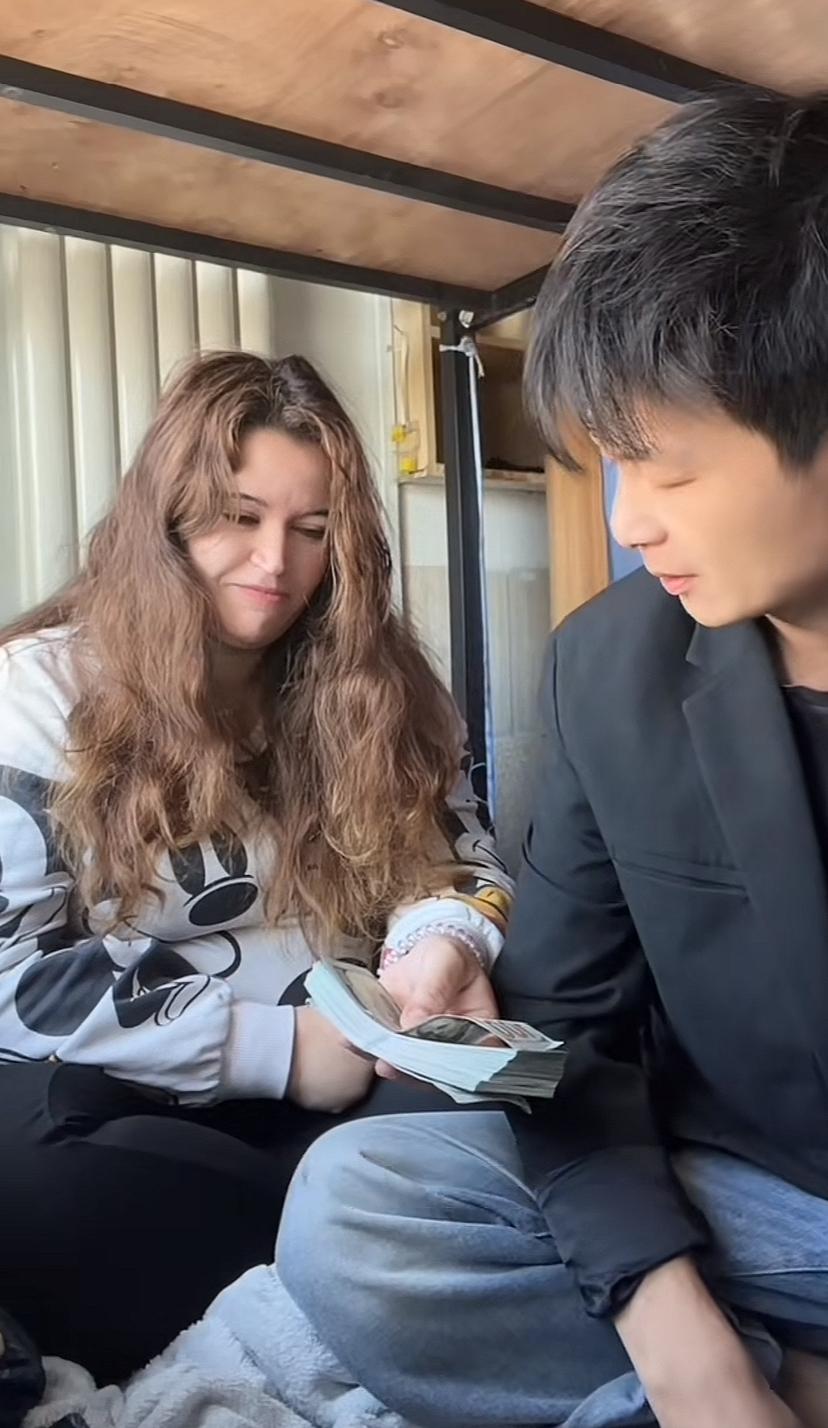 感动网友的中国励志大叔！湖北离异穷大叔找了位英国女友，最近网上热度很高。他已经3