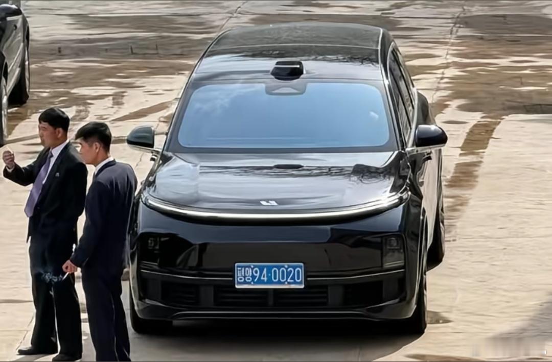 一辆朝鲜车牌的理想汽车，貌似是官方公务号段。