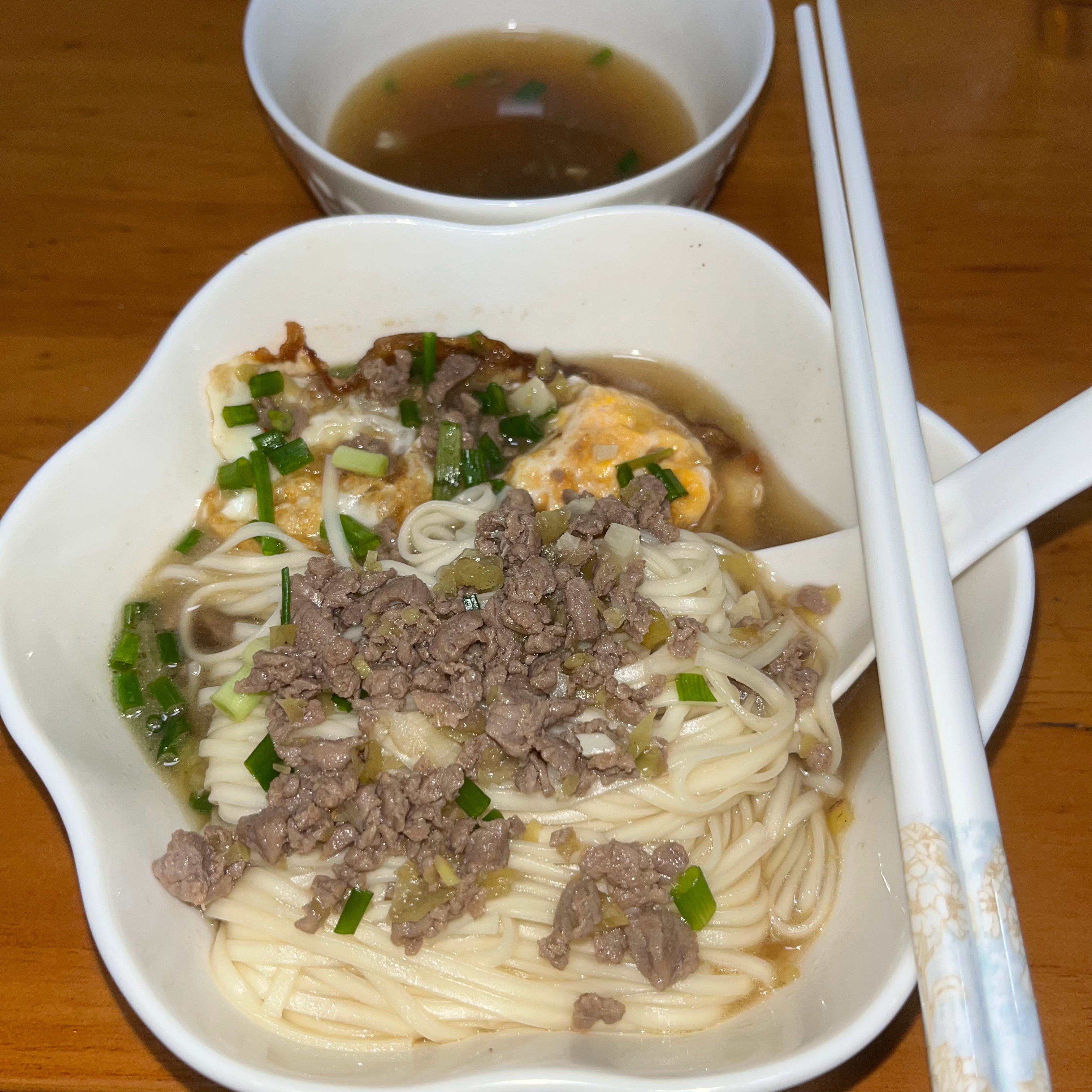 就这样半夜爬起来给我做面吃🥹上次是鸡汤面，这次是泡椒牛肉面🍜跟你天下第一好