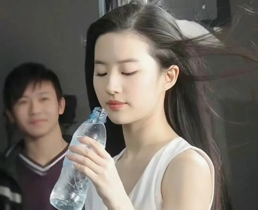 谁懂……这是刘亦菲的手终于理解那句“你连她一根手指头都比不上”了👋??
