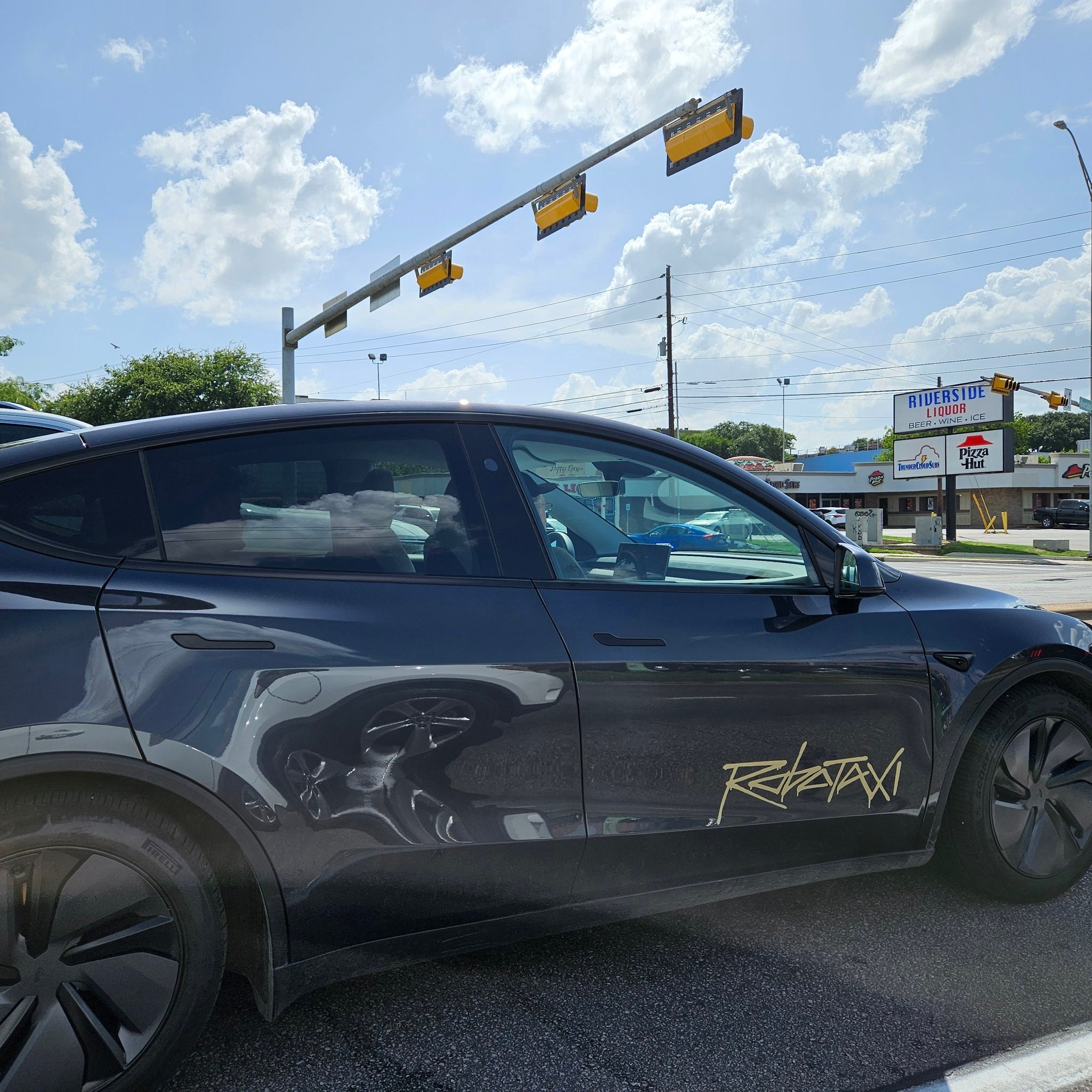 特斯拉Robotaxi的另一个重要优势在于硬件成本。目前全球市场内，无人驾驶出租
