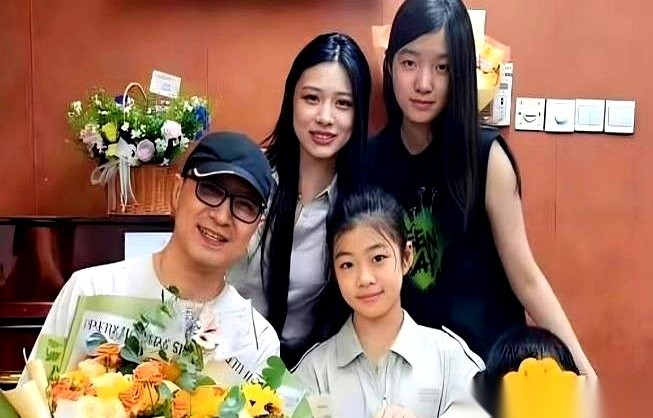 汪峰把三个妈生的四个孩子凑进了一张照片。10岁的醒醒要在台上弹钢琴，大女儿小苹果从英国飞回来，平时几
