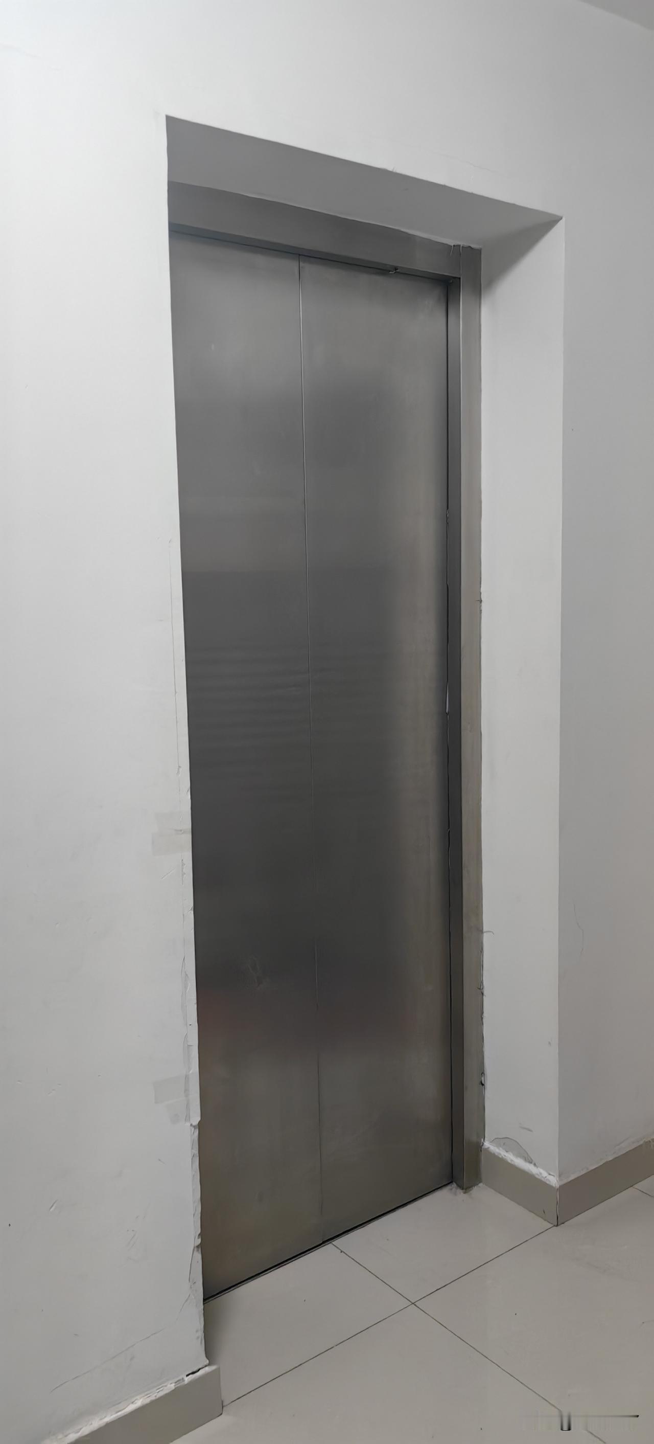 听售楼小姐忽悠，买了一套一梯一户的房子，确实做到了直接入户，但是每天上下班高峰的