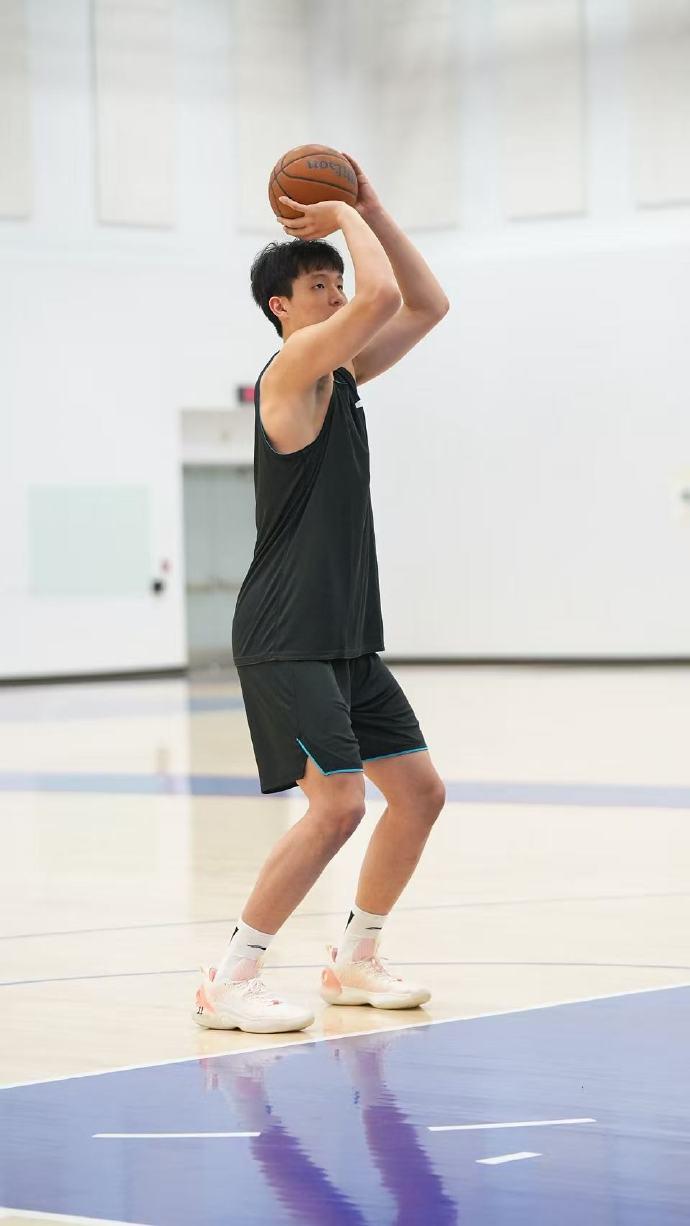 开拓者媒体人里帕发文说：“杨瀚森被选中的真正原因是为了提升球队的销售业绩，而并不