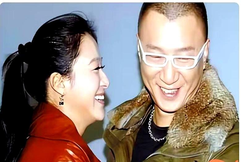 导演刚一喊停，孙红雷和沈傲君就憋不住了，直接笑场。刚拍完那场吻戏，俩人脸上的紧